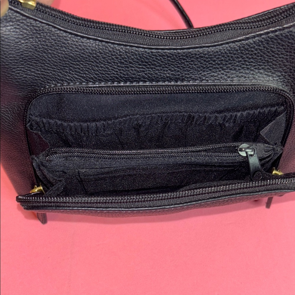 Sleek Black Crossbody Bag with Modern Appeal